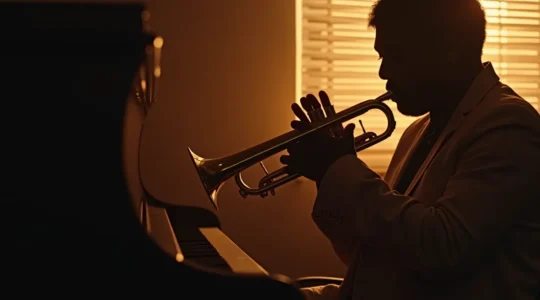 Un musicien en pleine improvisation, mains flues sur son instrument, dans une atmosphère de concentration créative et d'écoute active intense.