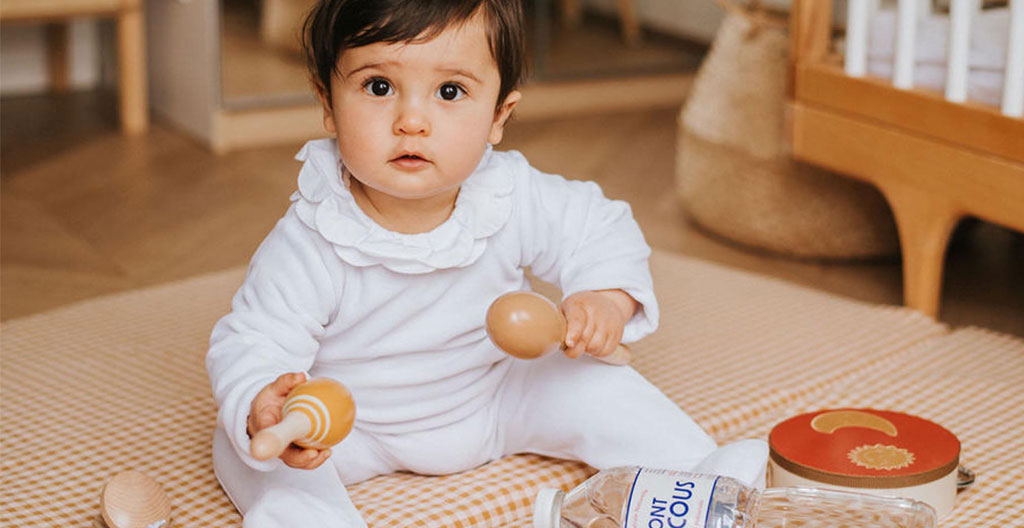 Un bébé et son parent partageant un moment musical joyeux avec des instruments de taille adaptée et des personnages attachants. Un bébé et son parent partageant un moment musical joyeux avec des instruments de taille adaptée et des personnages attachants.